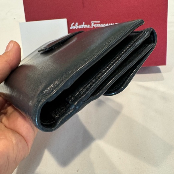Authentic Salvatore Ferragamo wallet - Picture 4 of 13